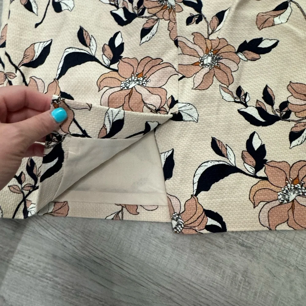 Ann Taylor knee length floral skirt- size 8P - Picture 4 of 7